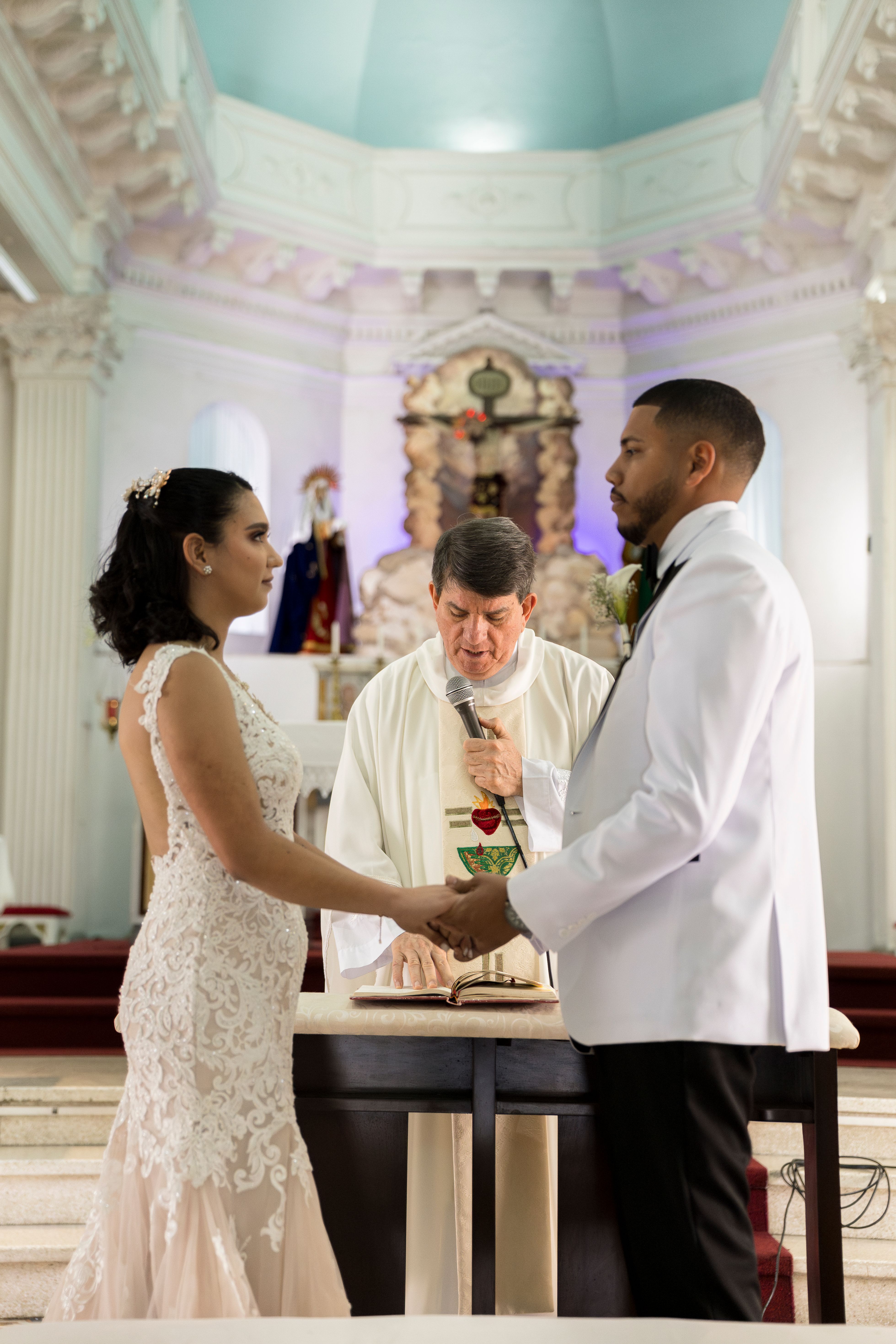 Boda en una iglesia frente al padre y viendose