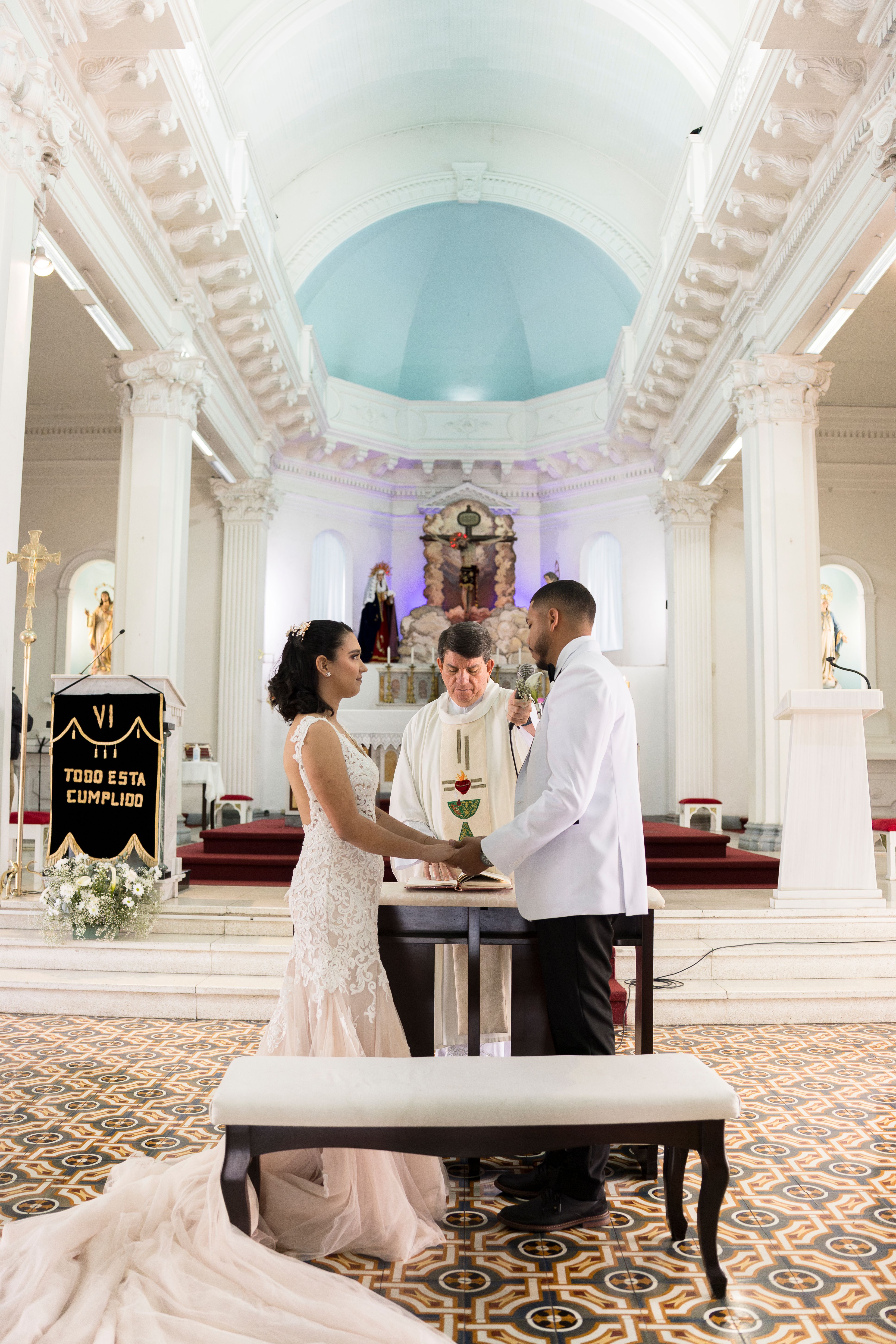 Boda en una iglesia frente al padre y viendose