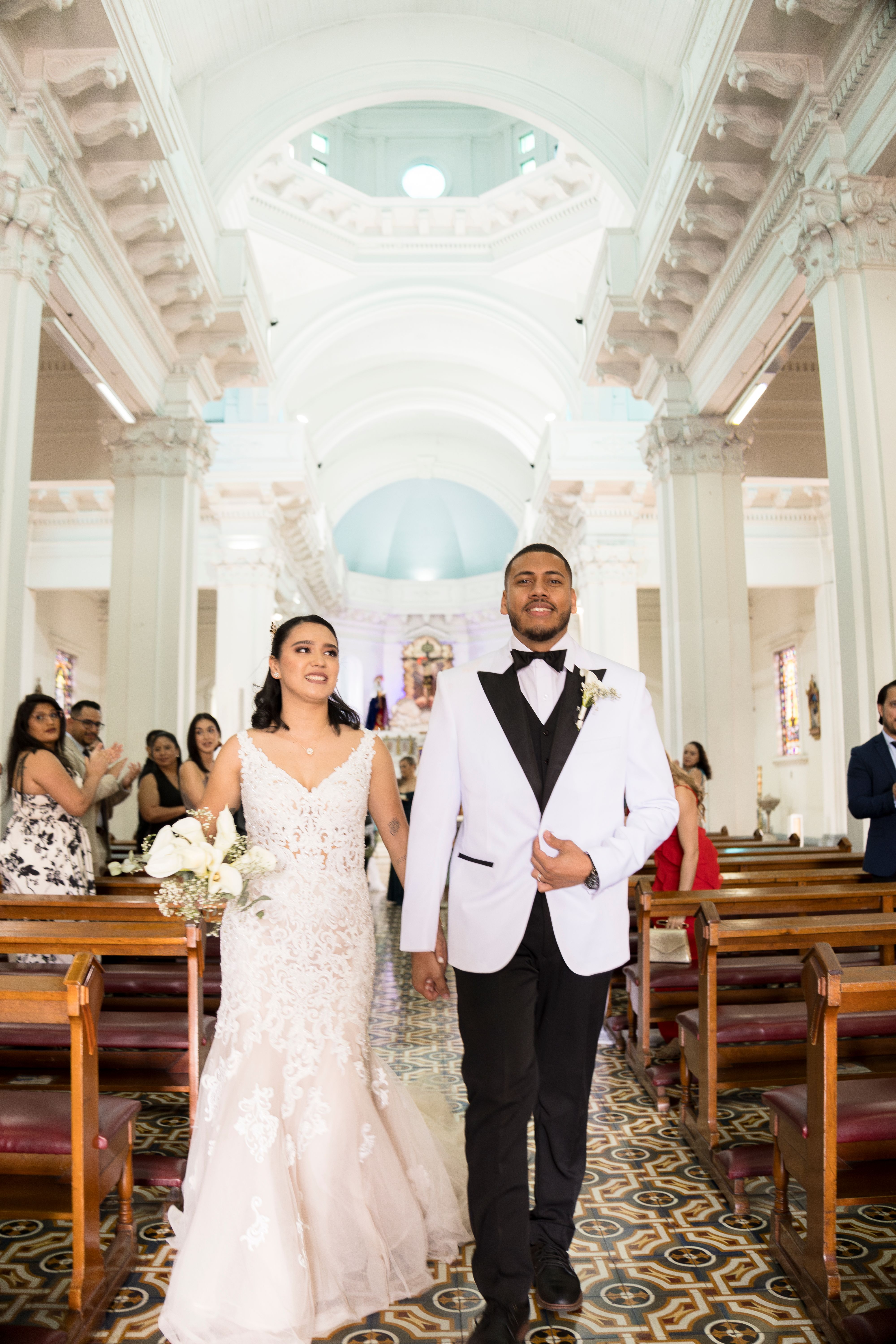 Boda en una iglesia saliendo