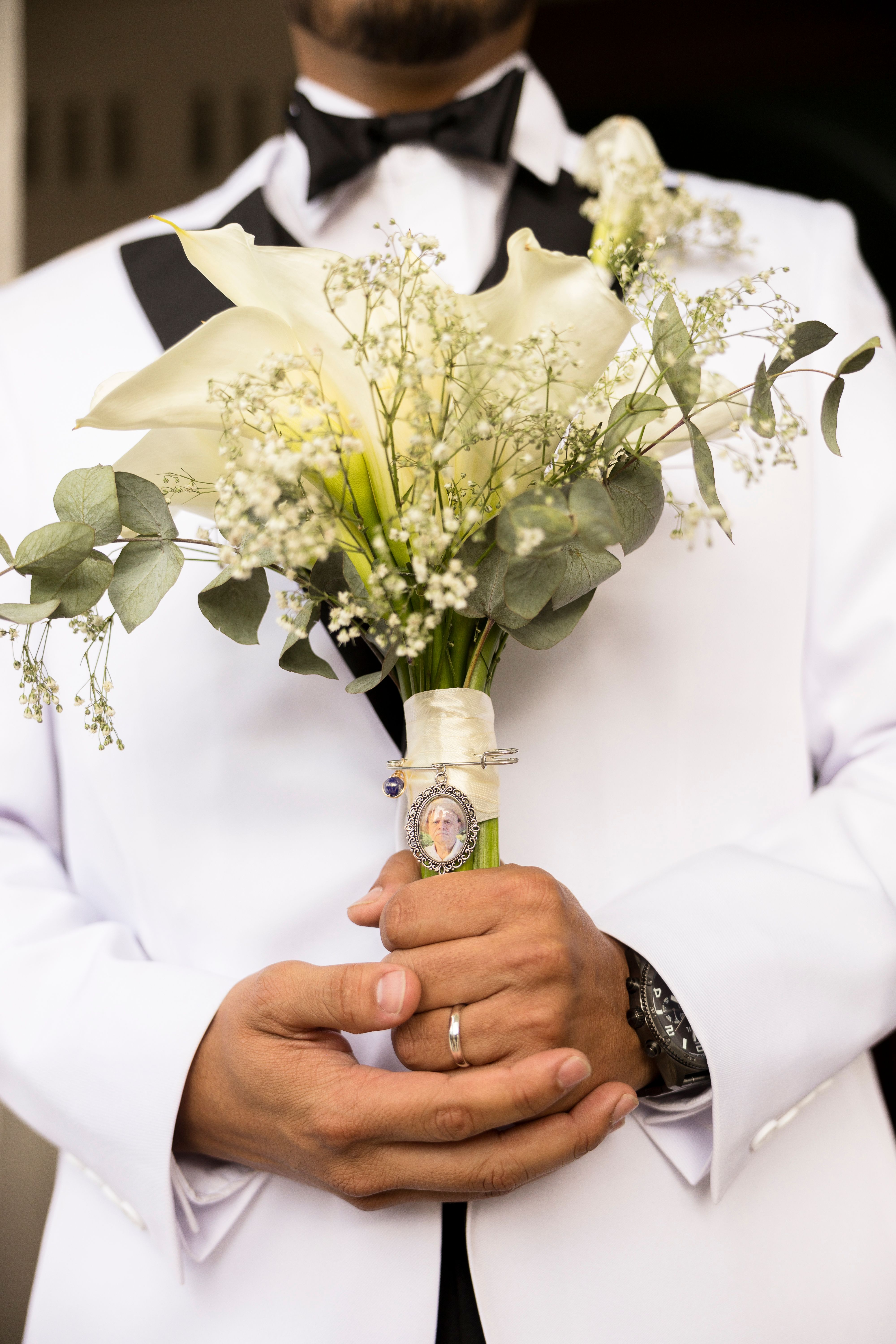 Ramo de flores en boda en manos del esposo